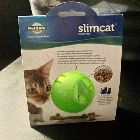 Other - BRAND NEW GREEN CAT/ DOG TREAT FEEDER BALL